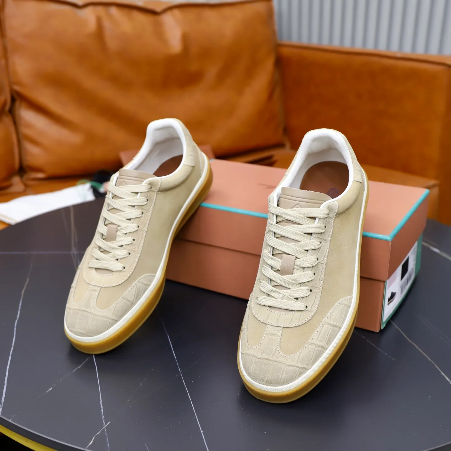 Ex-factory price: 560💰Loro Piana Tennis Walk men’s moral training sneakers! These new textured leather tennis shoes feature an ultra-low-top design for year-round wear and are water-resistant. The wrapped sole creates an effortlessly attractive color combination that harmoniously blends functionality with understated style. The ideal footwear option for urban dressing. The heel is decorated with a soft calfskin tongue with Kummel color inserts and an embossed LP logo. Cotton shoelaces. Material: Upper: Gray woven stitching with cowhide accents! Sole: Rubber lining: Cow leather original rubber sole, excellent foot comfort, complete package! Size: 38-39-40-41-42-43-44 leather shoe size (4546 can be customized)